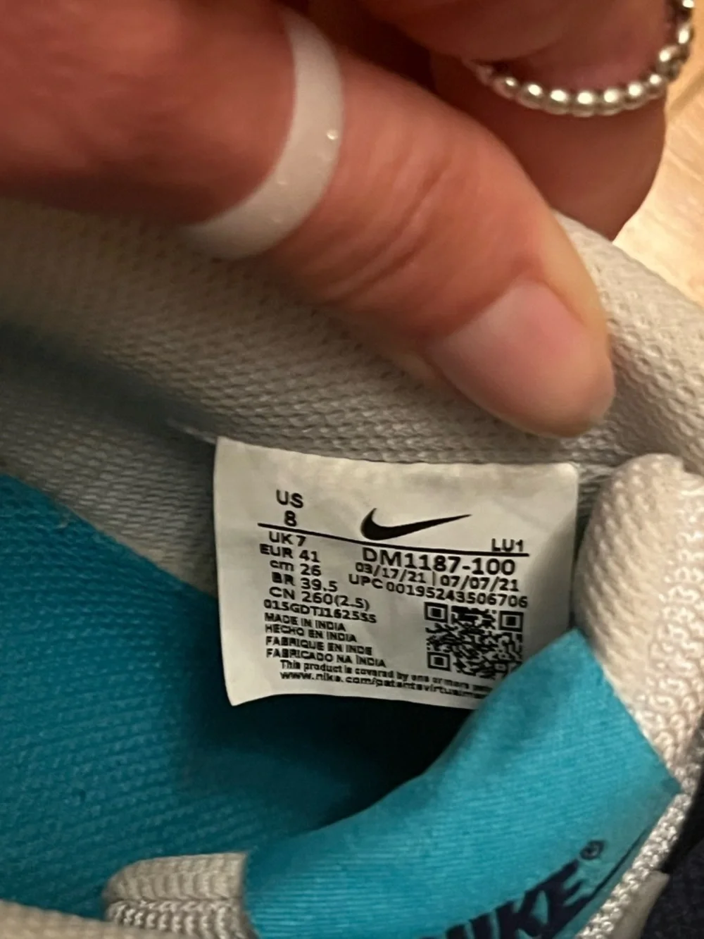Nike Men’s White Sneakers with Turquoise Swoosh - Picture 5 of 7